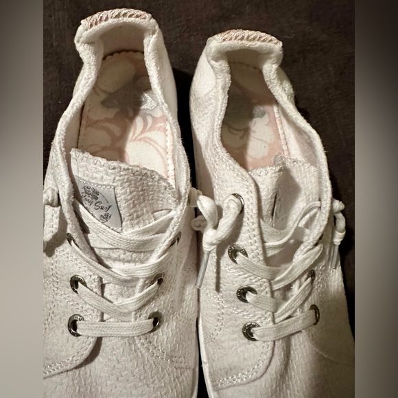 Roxy Women’s White Slip On Sneakers Like New Sz 9 - Picture 4 of 4